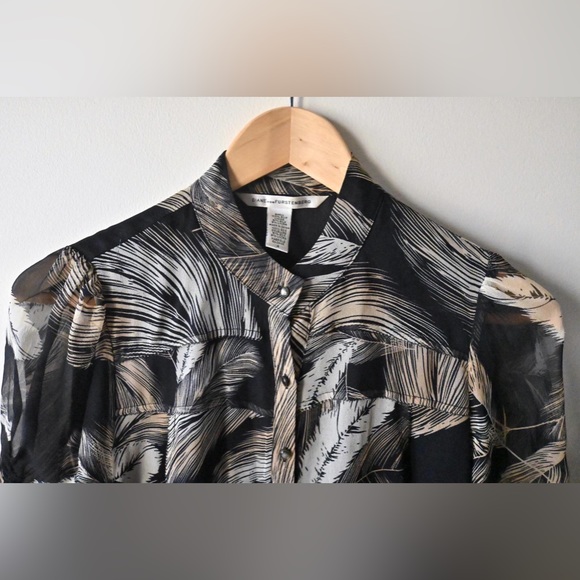 Diane Von Furstenberg 3/4 Sleeve Romantic Button Down Pattern Silk Blouse Size 4 - Picture 6 of 8